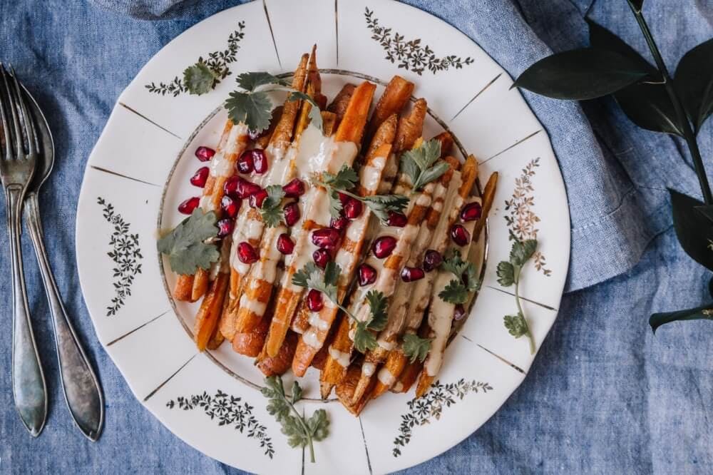 Annoskuva reseptille paahdetut porkkanat tahinikastikkeella