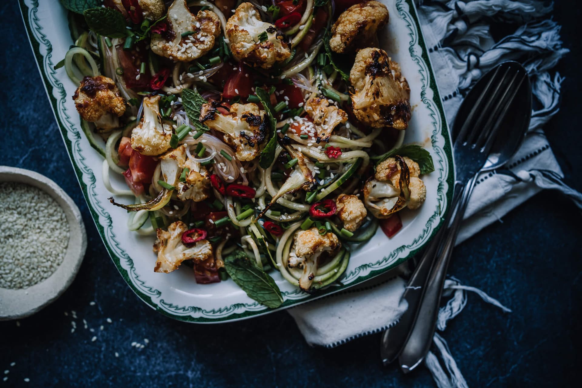 Annoskuva reseptille kolmen nuudelin salaatti gochujang-kukkakaalilla