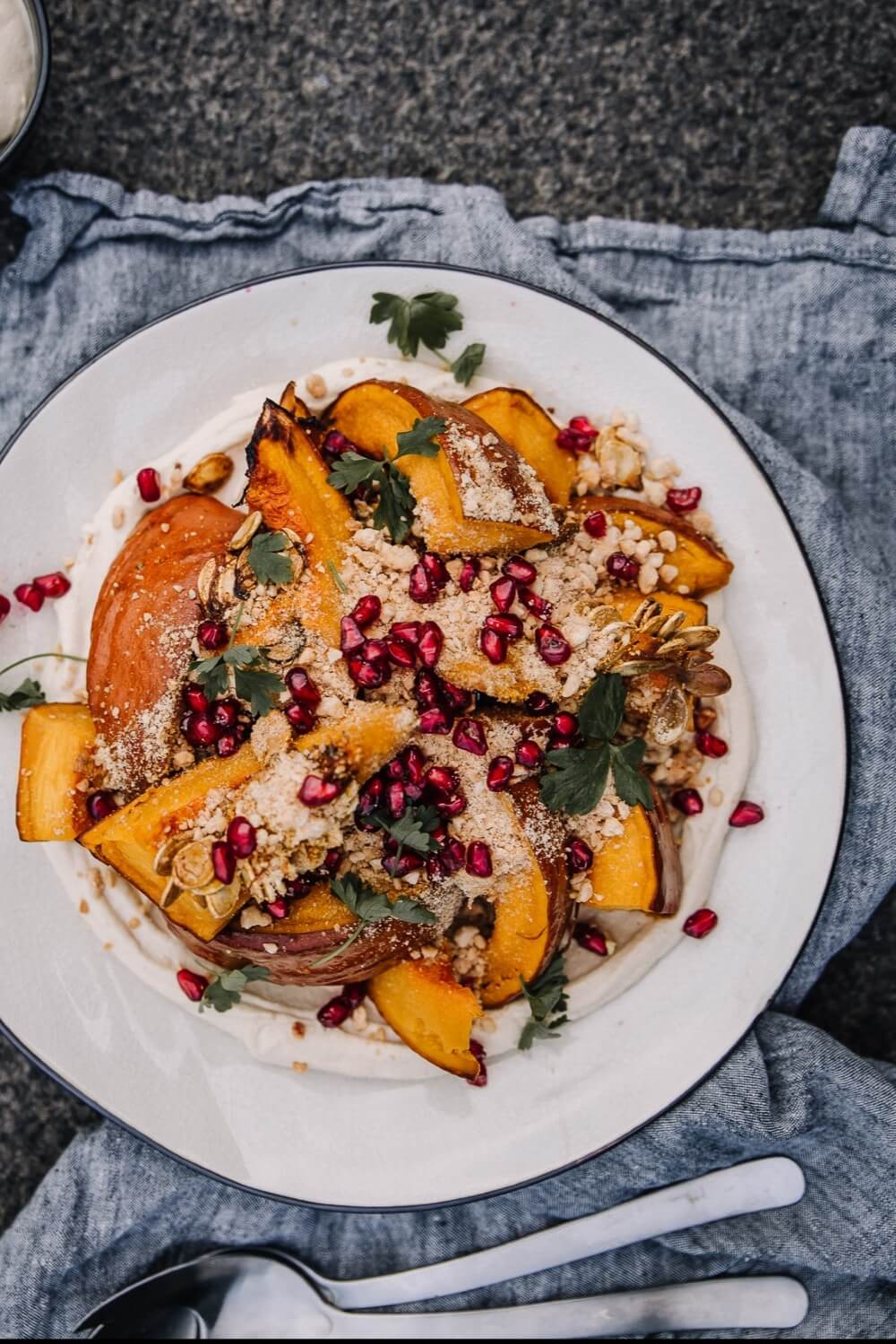 Annoskuva reseptille paahdetut kurpitsalohkot ja miso-cashewkastike