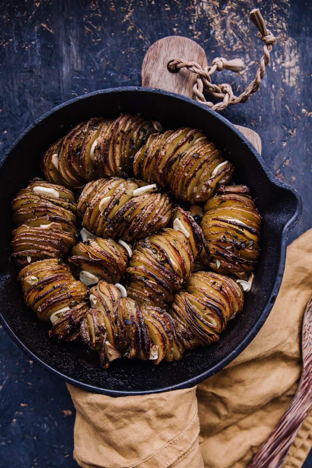 Annoskuva reseptille paahdetut valkosipuliperunat