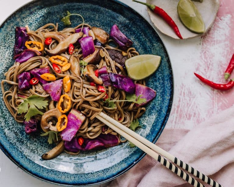 Annoskuva reseptistä punakaalinuudelit siitakesienillä kategorialle resepti