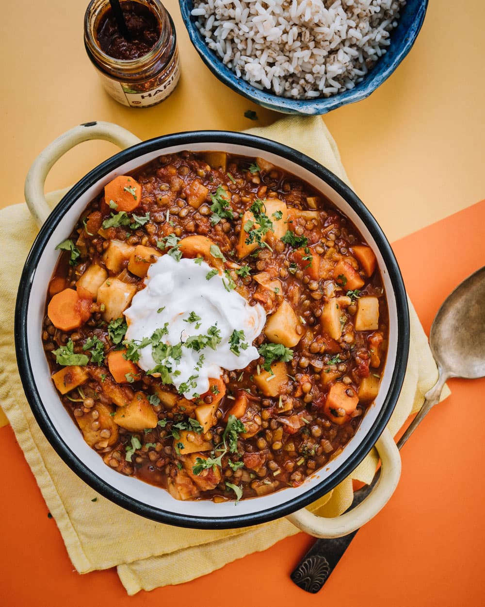 Annoskuva reseptille harissalla maustettu linssi-juurespata