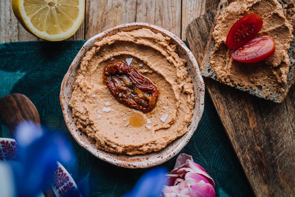 Annoskuva reseptistä hummus aurinkokuivatuilla tomaateilla kategorialle resepti