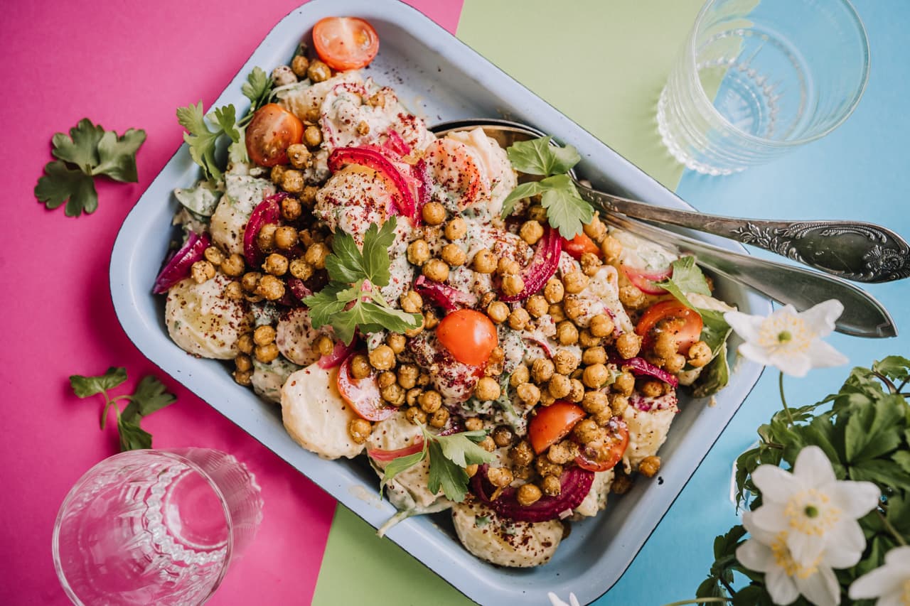 Annoskuva reseptistä perunasalaatti hummuskastikkeella, paahdetuilla kikherneillä ja kirsikkatomaateilla kategorialle resepti