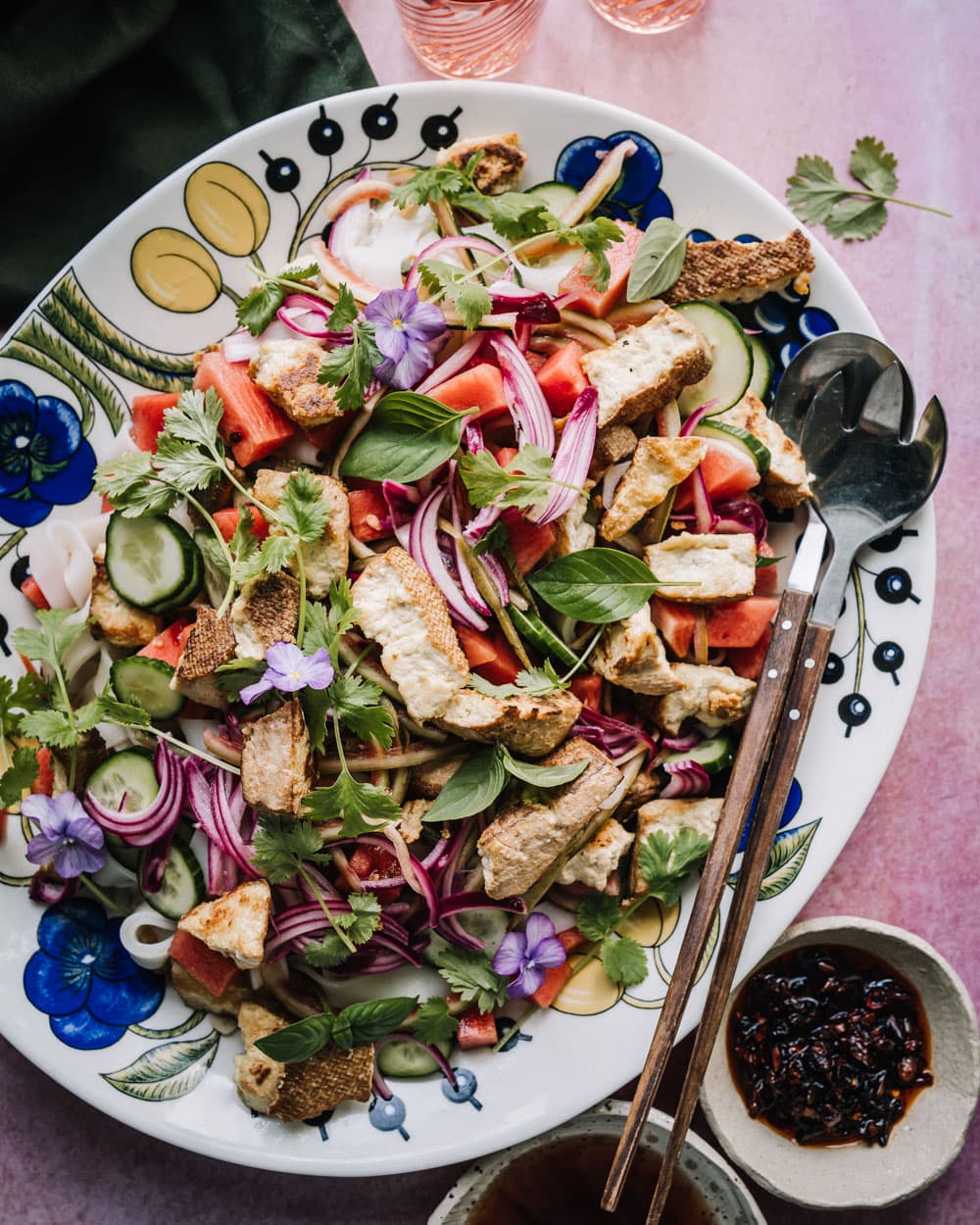 Annoskuva reseptille nuudelisalaatti savutofulla ja vesimelonilla