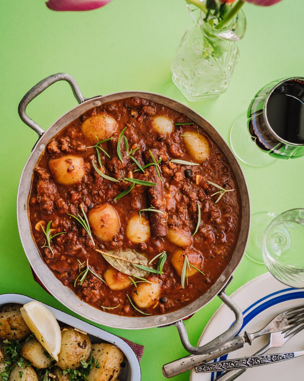 Annoskuva reseptille kreikkalainen stifado nyhtökaurasta ja pikkusipuleista