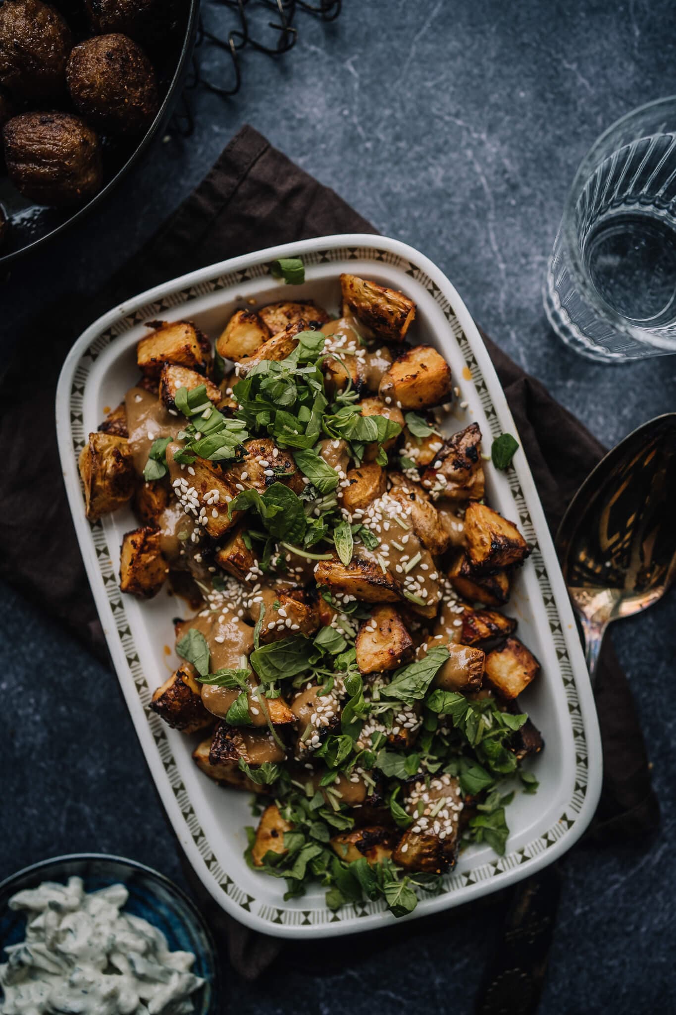 Annoskuva reseptille paahdetut harissaperunat