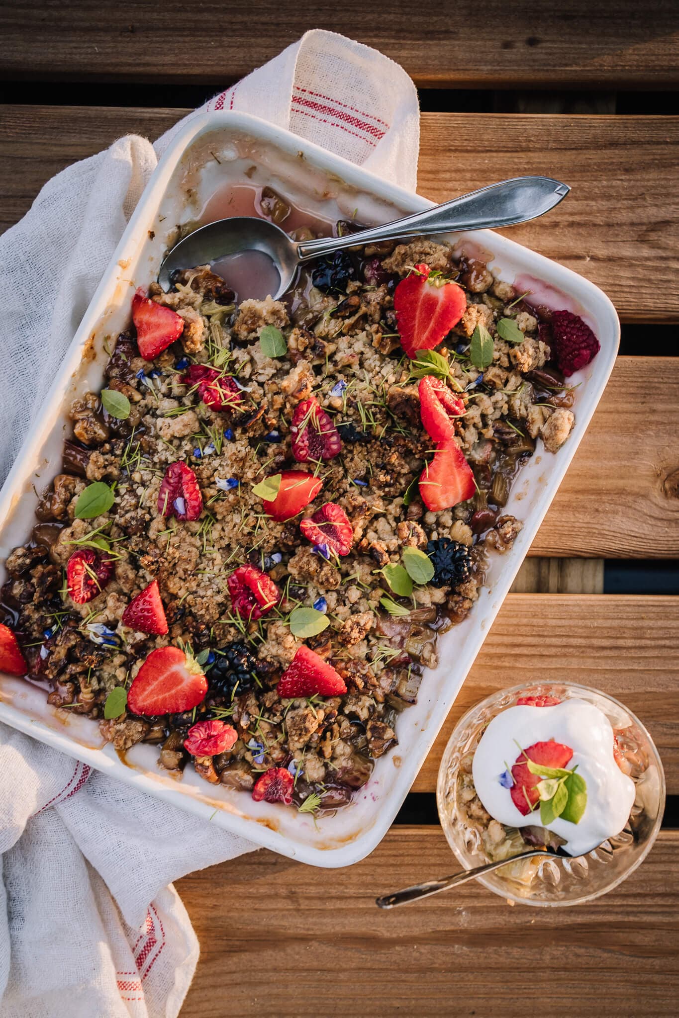 Annoskuva reseptille pähkinäinen raparperipaistos