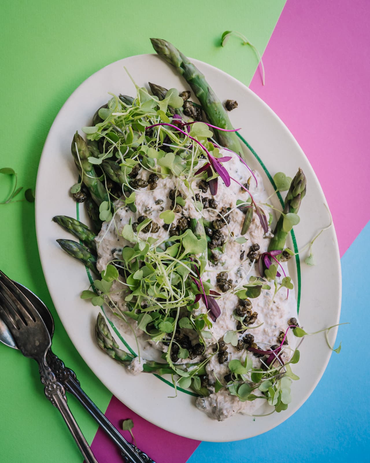 Annoskuva reseptille parsaa, vegaanista tonnikalakastiketta ja rapeita kapriksia