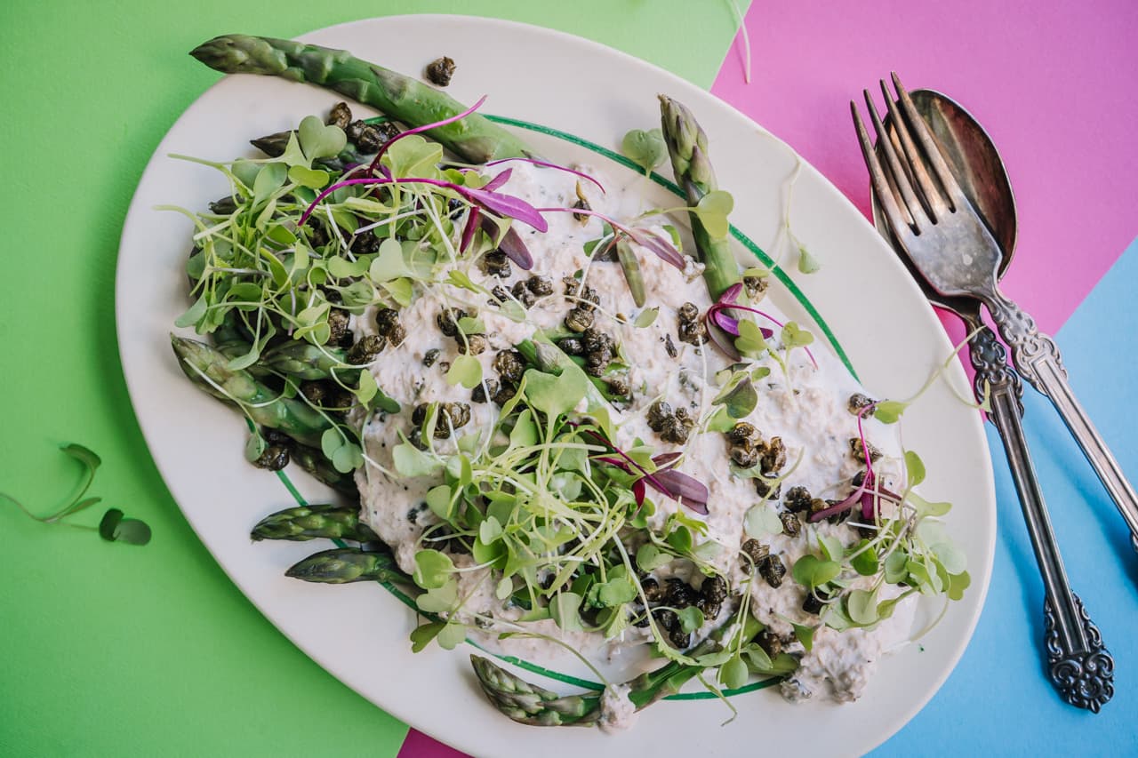 Annoskuva reseptistä parsaa, vegaanista tonnikalakastiketta ja rapeita kapriksia kategorialle resepti