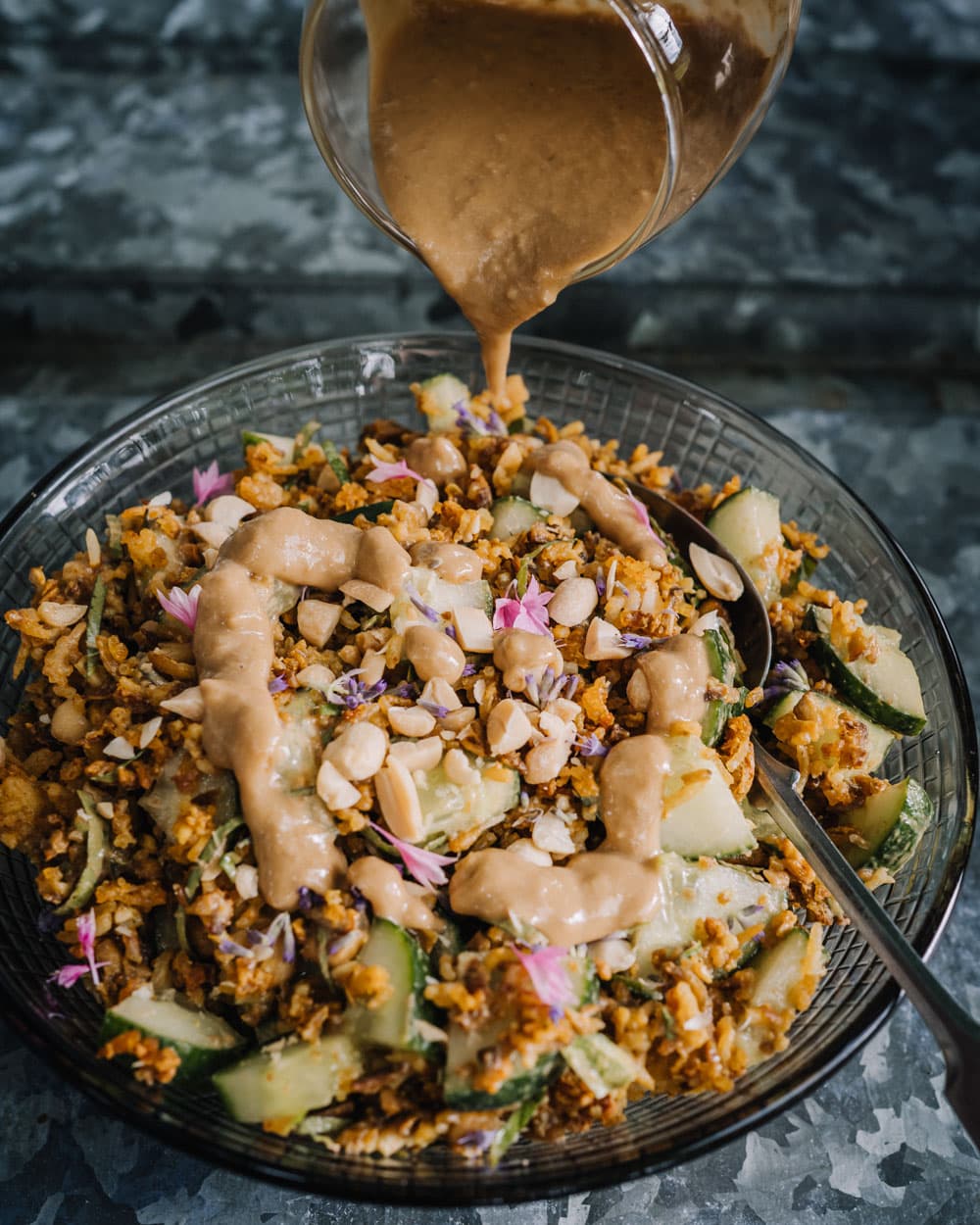 Annoskuva reseptille savutofu-crispy rice salaatti