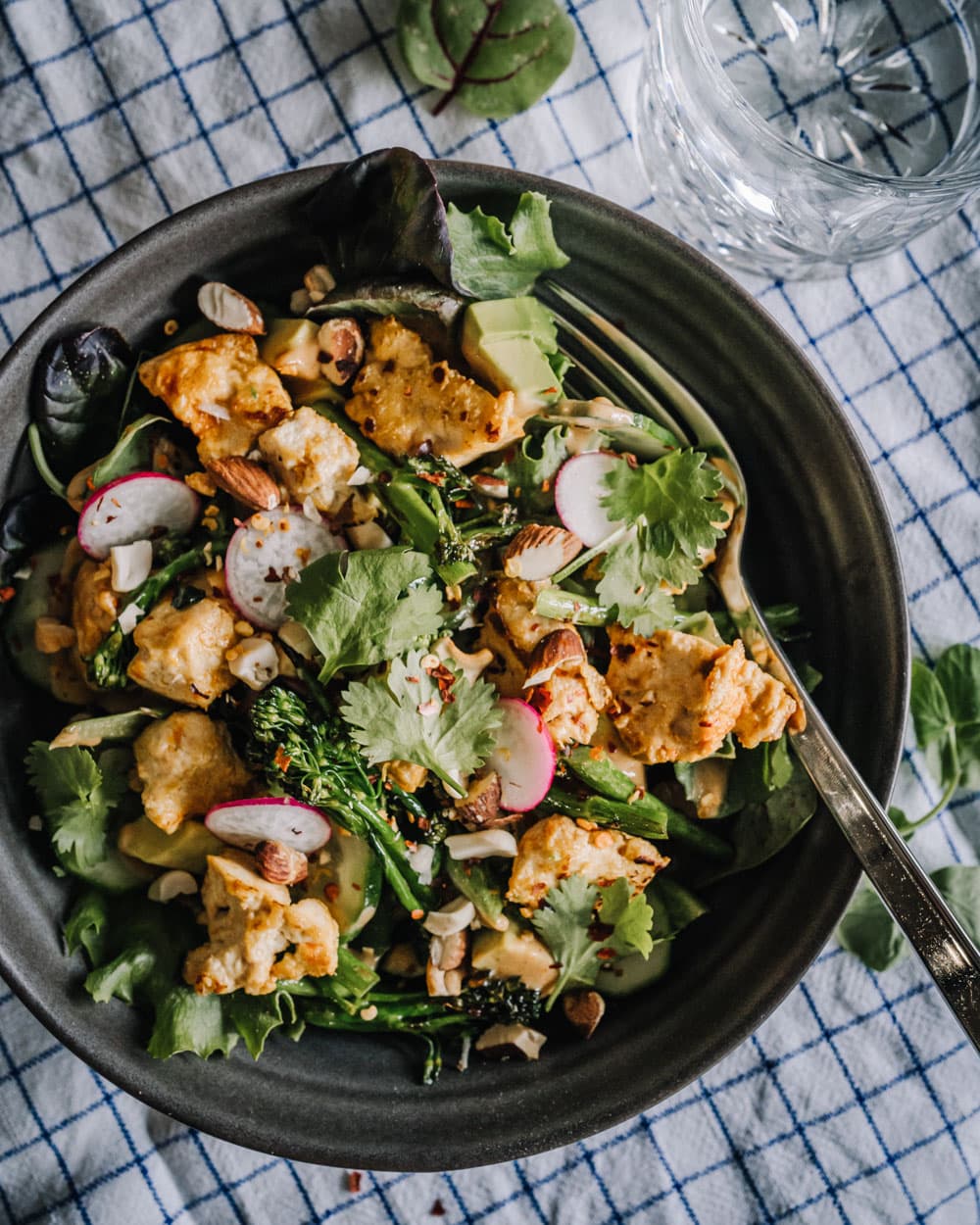 Annoskuva reseptille tofusalaatti maapähkinävoikastikkeella