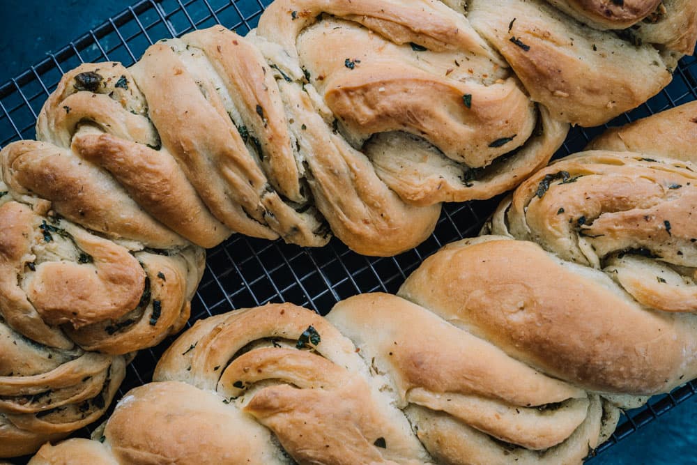 Annoskuva reseptistä yrtti-valkosipulipatongit kategorialle resepti