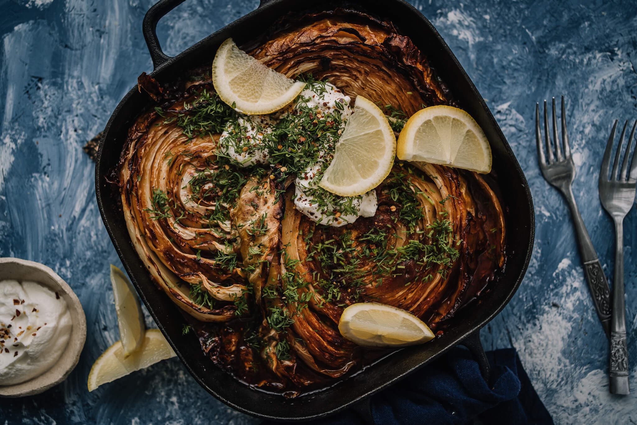 Annoskuva reseptille paahdettu kaali tomaattikastikkeessa