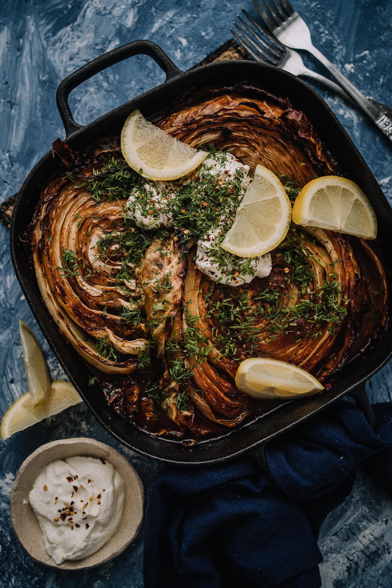 Annoskuva reseptille paahdettu kaali tomaattikastikkeessa