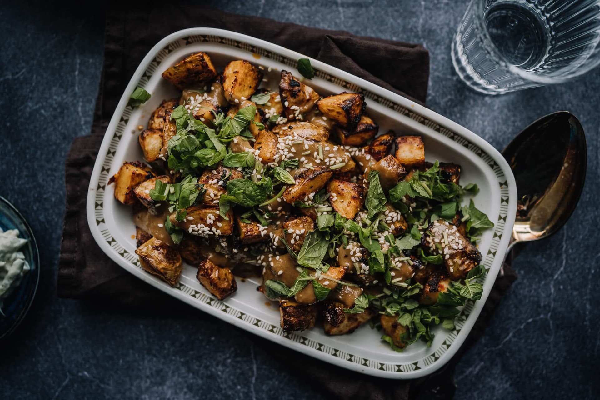 Annoskuva reseptille paahdetut harissaperunat