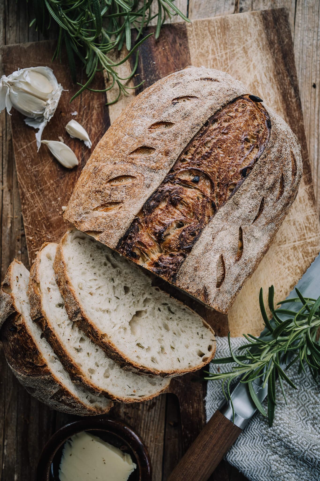 Annoskuva reseptille valkosipuli-rosmariinileipä juureen