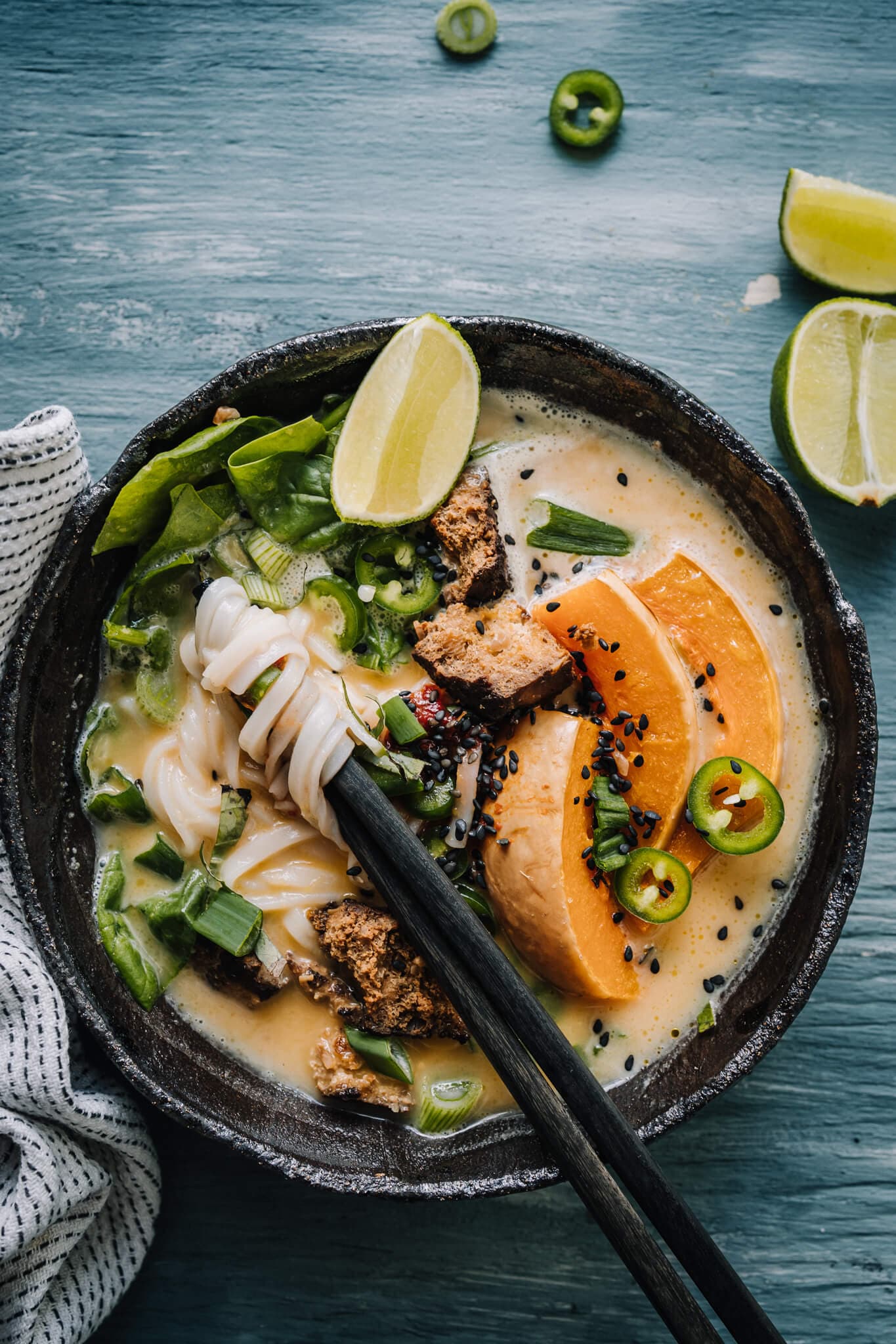 Annoskuva reseptille kurpitsaramen tofulla