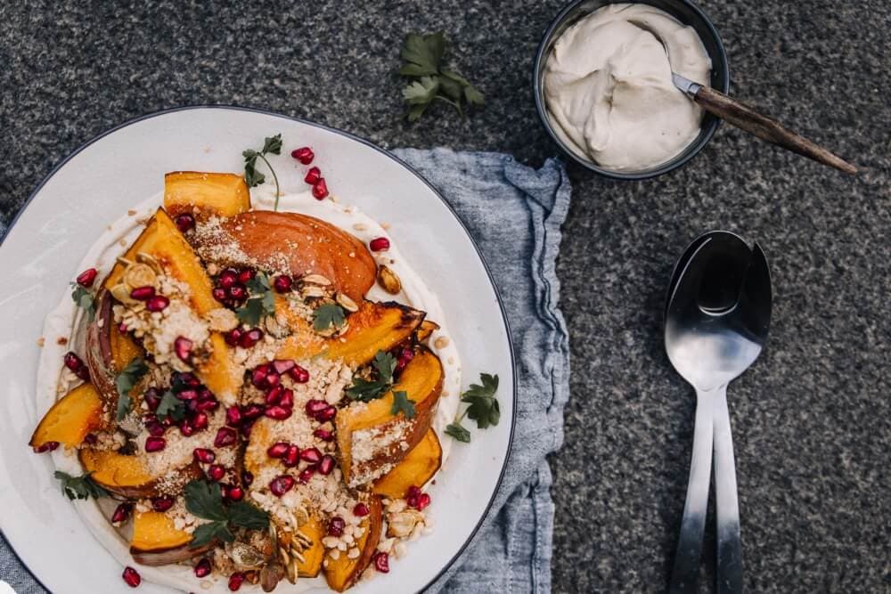Annoskuva reseptille paahdetut kurpitsalohkot ja miso-cashewkastike