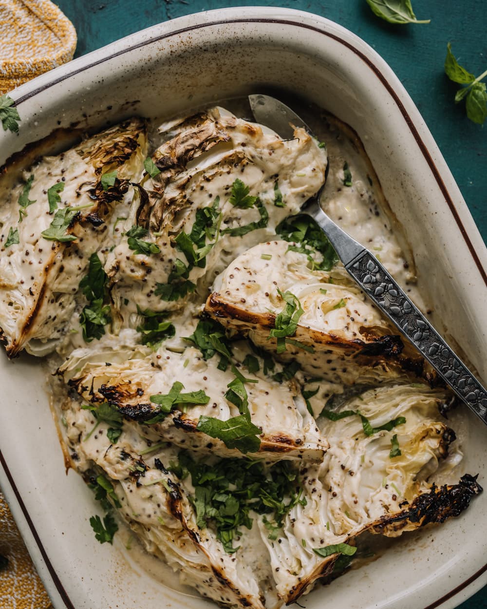 Annoskuva reseptille dijon-kermassa haudutettu varhaiskaali