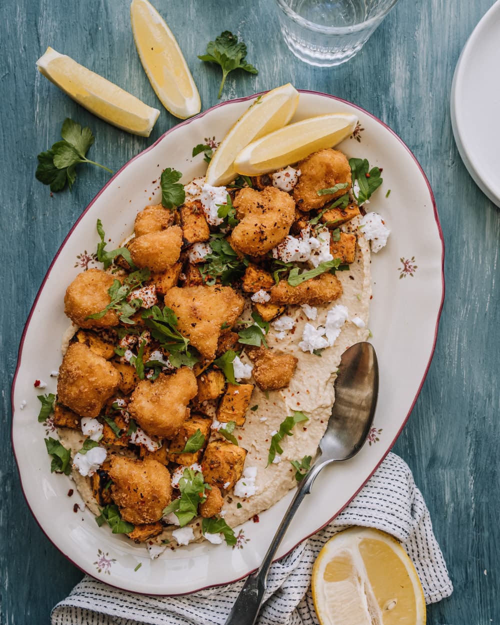 Annoskuva reseptille hummusplatter bataatilla ja kukkakaaliwingseillä