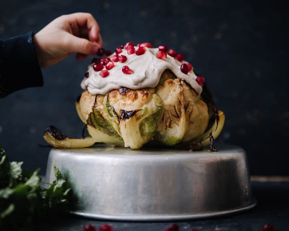 Annoskuva reseptille paahdettu kukkakaali tahinikastikkeella