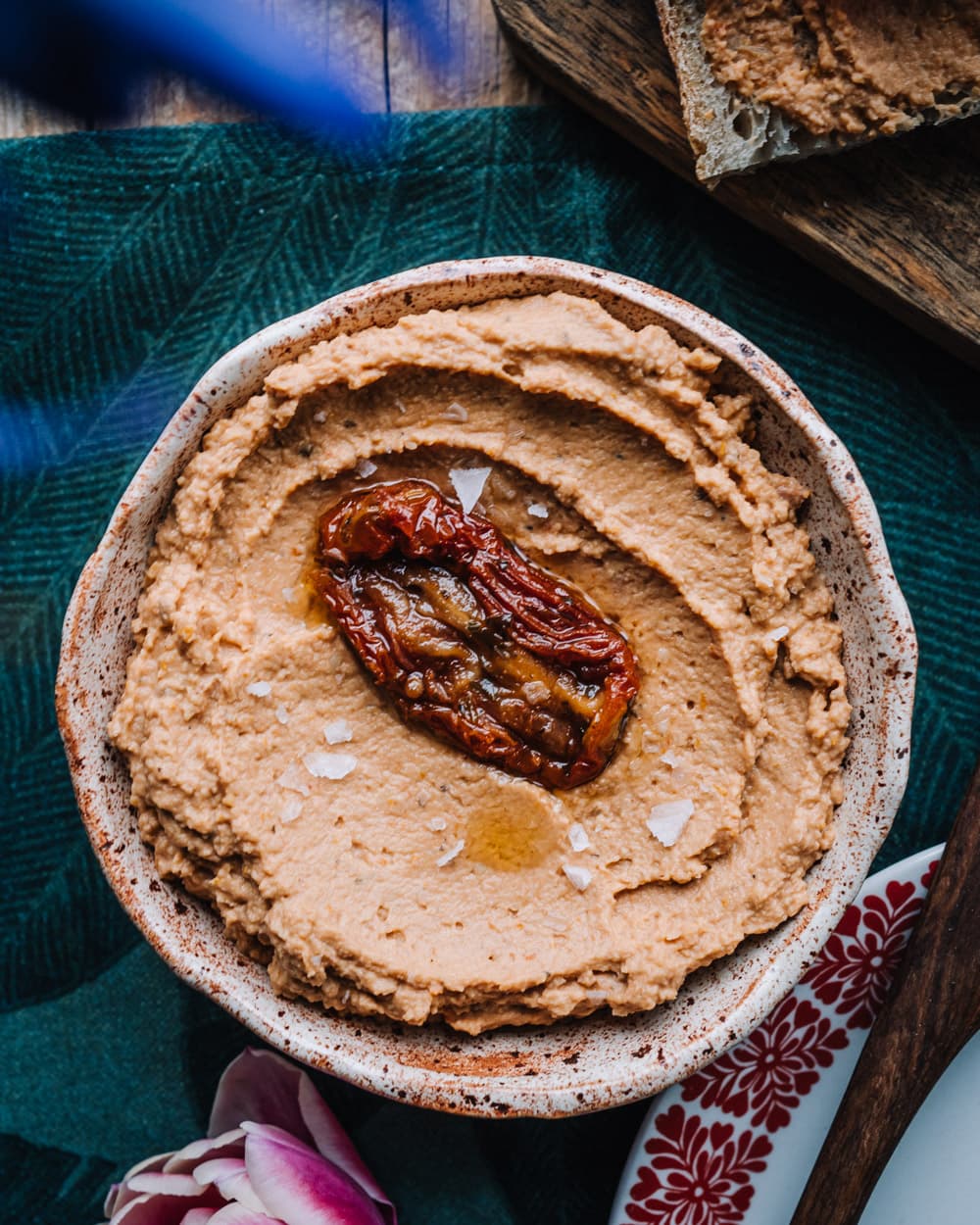 Annoskuva reseptille hummus aurinkokuivatuilla tomaateilla