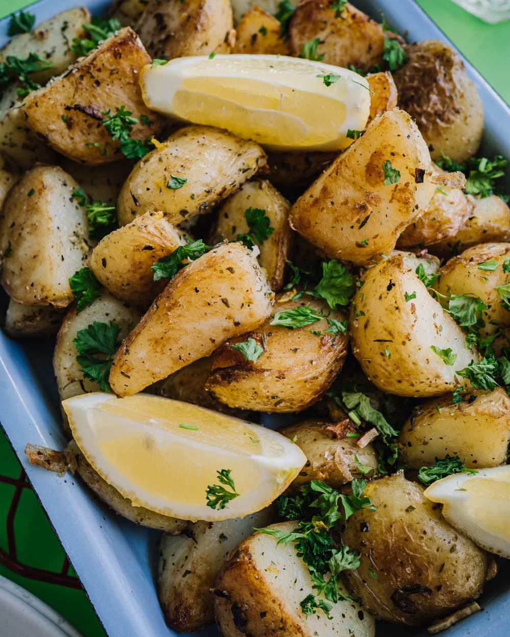 Annoskuva reseptille kreikkalaiset paistetut perunat sitruunalohkoilla