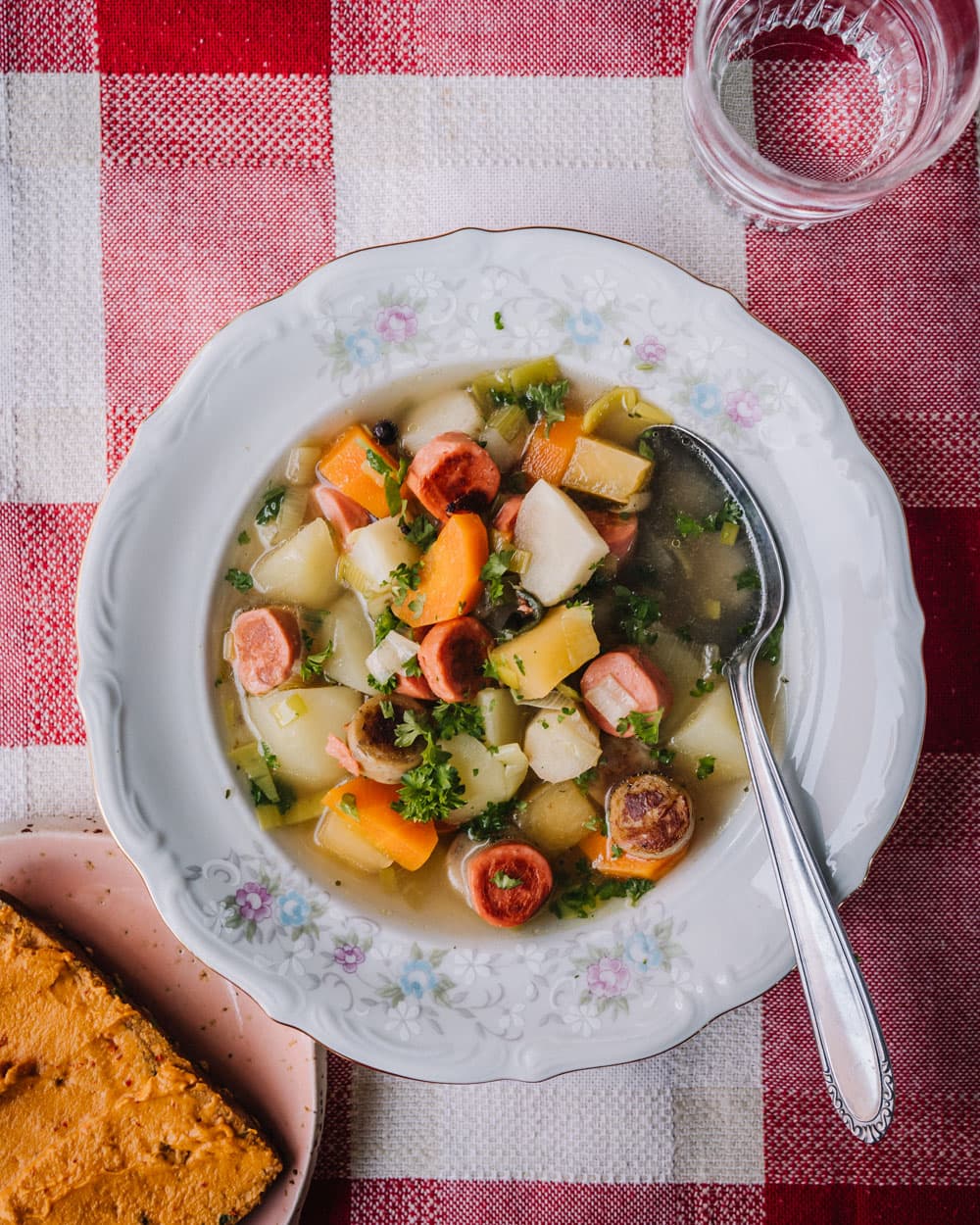 Annoskuva reseptille vegaaninen nakkikeitto